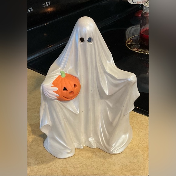 Handcrafted: Ceramic white ghost holding small pumpkin with detachable cord. - Picture 4 of 10